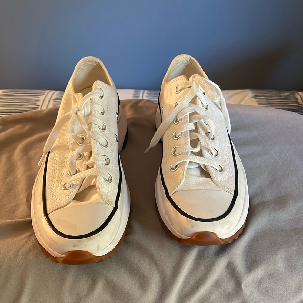 Pre-owned woman size 7 converse Run Star Hike's low top.